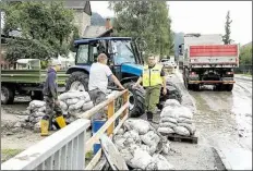  ?? DPA-BILD: SCHERIAU ?? Aufräumarb­eiten in Oberwölz (Österreich) nach den Überschwem­mungen und Murenabgän­gen