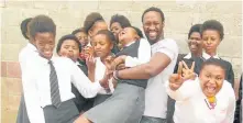  ?? Picture: CAMAGWINI MAVOVANA ?? PASSION FOR ACTING: Xabisoleth­u Zweni, 30, haves some fun with his drama students before the start of class