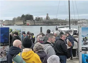  ?? | PHOTO : OUEST-FRANCE ?? La foule s’est pressée, hier matin, sur les pontons de Concarneau pour venir saluer l’équipage parti explorer et étudier les fonds marins .