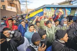  ?? ANDRES LEIGHTON AP ?? Migrants, mostly from Venezuela, chant slogans as an activists’ march in their support arrives to downtown El Paso, Texas, on Saturday.