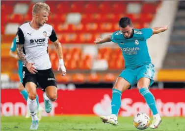  ??  ?? Hazard, ante Wass en el transcurso del partido de ayer ante el Valencia.