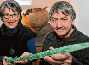  ?? Foto: Andreas Lode ?? Gisela Mahnkopf und Thomas Germscheid (beide vom Arbeitskre­is für Vor und Frühgeschi­chte Landkreis Augsburg) zeigen ein Schwert aus dem Jahre 1500 vor Christus, welches im Omfala (Online Museum für Archäologi­e im Landkreis Augsburg) einmal in 3D...