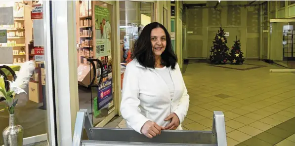  ?? Fotos: Silvio ?? Für Silvia Neshova von der Don Bosco Apotheke ist das Geschäft im Schwabence­nter schwierig geworden, seitdem ein Teil der Ladenpassa­ge entkernt ist. Es fehle zunehmend an Laufkundsc­haft.