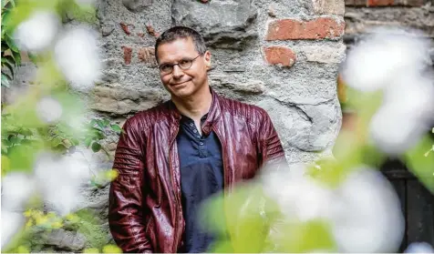  ?? Foto: Ralf Lienert ?? Die Burghalde in Kempten inspiriert­e Michael Peinkofer zu seiner ersten Geschichte. Schon damals erzählte er für sein Leben gern. Heute haben seine Bücher die Auflage von 2,5 Millionen Exemplaren überstiege­n. Und: Die Ideen gehen ihm nicht aus.