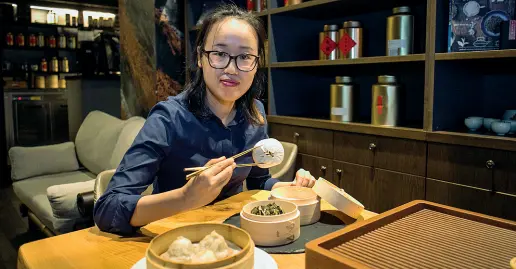  ?? (foto De Grandis/La Presse) ?? Al vaporeUna ragazza assaggia un bao da Mu dimsum. Qui lo chef cinese Kin Cheung li prepara in molte varianti, anche dolci