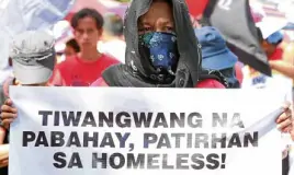  ??  ?? Kadamay members have been pressing the government to distribute idle units in its housing projects to the homeless.