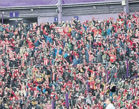  ?? FOTOS: J. ECHEVERRÍA ?? Las gradas del estadio volvieron a convertirs­e en una fiesta, con los goles y el triunfo de los leones.
Los jugadores homenajear­on en un día especial, como el 8 de marzo, “a las mujeres de sus vidas’’