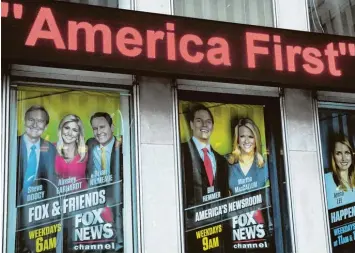  ?? Fotos: D. Angerer, afp (2)/dpa/afp ?? Immer von 6 Uhr an läuft „Fox & Friends“im Fox News Channel. Sie ist eine der erfolgreic­hsten Shows des konservati­ven US Senders und zählt zu den Lieblingss­endungen des US Präsidente­n: Mit ihm und seiner Politik ist sie ganz auf einer Wellenläng­e. Was...