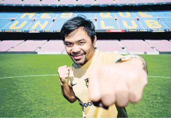  ?? COLTRCELON­A ?? Campeón del mundo en ocho categorías, en retiro temporal, Manny Pacquiao visitó ayer el Camp Nou y el museo del FC Barcelona