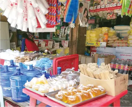  ??  ?? It’s in the so-called sachet economy where the ban on plastics still gets flouted. In convenienc­e stores or some outlets in the Mandaue City Public Market, repacked goods like cooking oil, flour, and vinegar still get distribute­d in small plastic...
