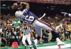  ?? J.B. Forbes / Associated Press ?? Patriots wide receiver David Patten grabs a touchdown pass during the second quarter of Super Bowl XXXVI against the Rams in New Orleans. Patten, who caught Tom Brady’s first postseason touchdown, was killed in a motorcycle accident on Thursday night.