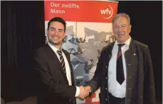  ?? FOTO: PS ?? Wachablösu­ng bei der Einteilung der Unparteiis­chen für den Jugendbere­ich: Jan Wenzel (links) folgt auf Klaus Bösch.
