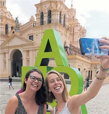  ?? (LA VOZ / ARCHIVO) ?? La “selfie”. Dos turistas norteameri­canas llevándose a la Catedral de Córdoba como recuerdo.