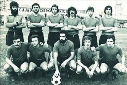  ??  ?? El Getxo de la temporada 1976-77. Arriba y de izquierda a derecha: Salaberria, Bilbao, Claudio, Julián, Mediavilla y Susaeta. Abajo y de izquierda a derecha: Fernando, Gonzalo, Muñoz, Landeta y Urbiola II.