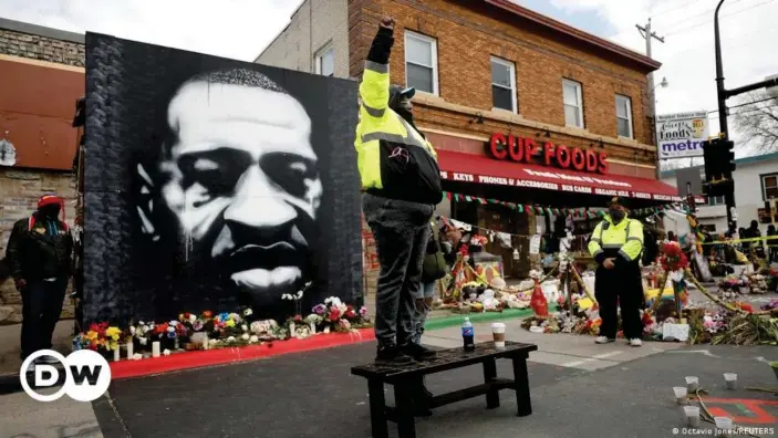 ??  ?? Aktivisten der "Black Lives Matter"-Bewegung in Minneapoli­s vor einem Bild George Floyds