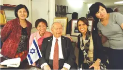  ?? (Courtesy of Zoy Chang) ?? RABBI EPHRAIM EINHORN with members of the Taiwan Jewish Community group.