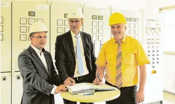  ??  ?? Landrat Roland Weigert (rechts) und die DWK Vorstände Roman Töpler (Mitte) und Peter Fösel am Mittwoch bei der Vertrags unterzeich­nung in der Steuerwart­e des Kraftwerks Bertoldshe­im.
