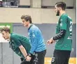  ?? RP-FOTO: RALPH MATZERATH ?? Was wird das werden? Dustin Thöne, Tobias Geske und Tim Menzlaff (von links) würden für Langenfeld liebend gerne die 3. Handball-Liga halten.