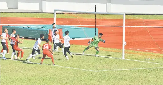  ??  ?? GOL: Penyerang Sarawak, Amirrul Iqmal menanduk masuk gol tunggal namun keputusan muktamad menyaksika­n pasukan tuan rumah tumpas kepada Terengganu FC III dengan 2-1 semalam.