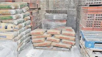  ??  ?? Los depósitos de materiales de construcci­ón cuentan con pocas bolsas de cemento de la INC. Los distribuid­ores señalan que la privada Yguazú Cementos es la que surte actualment­e al mercado.
