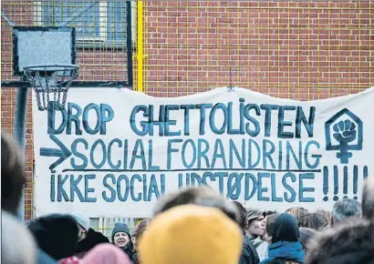  ?? CAN BARBER ?? Manifestac­ión. Una pancarta preside una protesta vecinal de mediados de marzo: “Abajo la lista de guetos. Cambio social, no exclusión social”