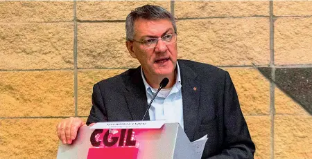  ??  ?? Leader Maurizio Landini, segretario generale della Cgil, che ha rilanciato l’idea di un grande piano per il Meridione