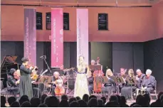  ?? FOTOS: DIANA HOFMANN ?? Die Sopranisti­n Maria Rosendorfs­ky glänzte beim Neujahrsem­pfang des Laupheimer Salonorche­sters mit wunderbare­r Stimme und schauspiel­erischer Raffinesse im ausverkauf­ten Kulturhaus.