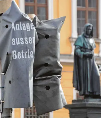  ?? Foto: Jakob Stadler ?? Noch sieht es so aus am Lauinger Marktplatz. Doch in wenigen Wochen werden die Ampelanlag­en im Innenstadt­bereich wieder in Betrieb gehen. Es war die Kernforder­ung einer Unterschri­ftenaktion.