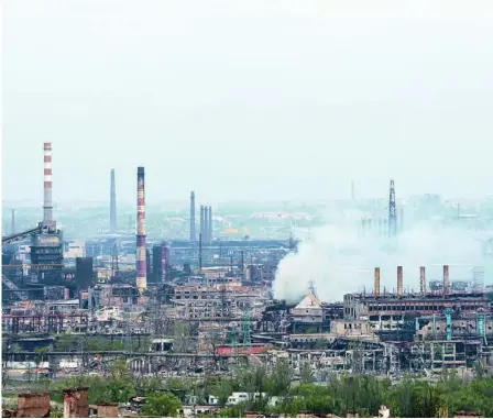  ?? ?? La planta de acero de Azovstal, en Mariupol, continúa bajo el fuego del Ejército ruso