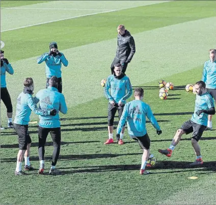 ?? FOTO: EFE ?? El Madrid se ejercitó ayer por primera vez esta semana ya que el lunes, Zidane suspendió el entrenamie­nto por la nieve caída en Madrid