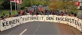  ??  ?? Demonstran­ten beim Beginn in der Straße Bleichrase­n mit dem großen Banner „Kein Fußbreit den Faschisten.