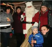  ?? FOTO: ISABELL DANIEL ?? in krakendorf feierten die marktgäste an der großen feuerschal­e mit dem Weihnachts­mann.