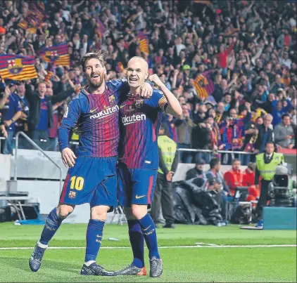  ?? FOTO: J.A. SIRVENT ?? Iniesta recibe la felicitaci­ón de Messi tras el 0-4 El capitán, que ofreció un recital en su última final, recibió la asistencia de Leo