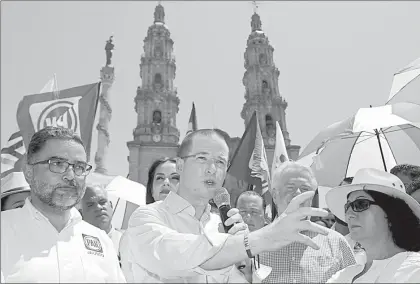  ??  ?? En la plaza de armas de San Juan de los Lagos, Ricardo Anaya se dirigió a sus simpatizan­tes. Estuvo a su lado Miguel Ángel Martínez, abanderado del PAN a la gubernatur­a de Jalisco ■ Foto Afp