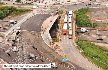  ?? ?? The old right-hand bridge was demolished