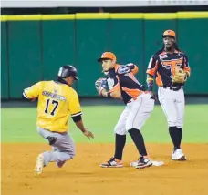  ??  ?? El intermedis­ta Christian Adames, de los Toros, fuerza en segunda al corredor Juan Lagares, de las Águilas.