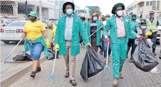  ??  ?? KWAZULU-Natal Co-operative Governance and Traditiona­l Affairs (Cogta) MEC Sipho Hlomuka and eThekwini mayor Mxolisi Kaunda were part of a clean-up campaign in Isipingo yesterday.
