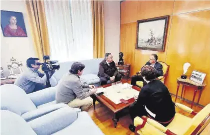  ?? EP ?? Encuentro entre el alcalde José María Ramírez y el delegado del Gobierno en Extremadur­a, José Luis Quintana.