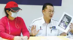  ??  ?? Loh with the victim at the press conference yesterday.