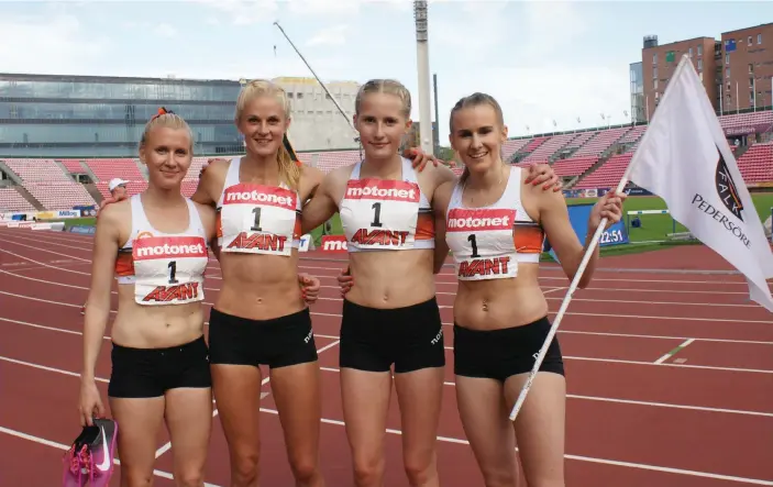  ?? FOTO: MIKAEL FINELL ?? VINNARE FRåN PEDERSöRE. Falken damernas guldlag på 4x800 meter, från vänster Sandra Eriksson, Karin Storbacka, Nathalie Blomqvist och Zenitha Eriksson.