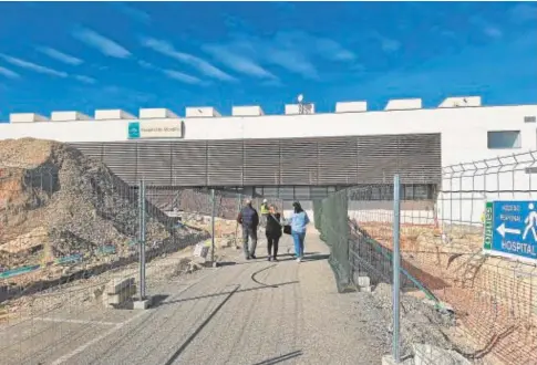  ?? // JESÚS PRIETO ?? Accesos al hospital de Montilla donde se están desarrolla­ndo obras de ampliación