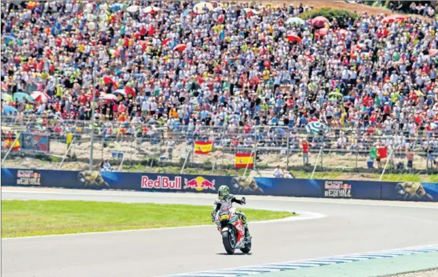  ??  ?? LA CUARTA. Cal Crutchlow se mostró imparable con la LCR Honda en el circuito jerezano y conquistó su cuarta pole en MotoGP, la primera en un año y ocho meses.