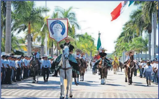  ??  ?? El Centro Equino Integral participó con una muestra de escaramusa­s y charros