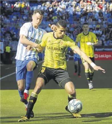  ?? ÁLEX ZEA / LA OPINIÓN DE MÁLAGA ?? El Yamiq protege el balón ante el jugador del Málaga Juanpi Añor.