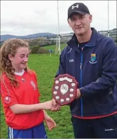  ??  ?? Hugh Kenny presents the first year ‘B’ trophy to Dominican College captain Kirsty Dunne.