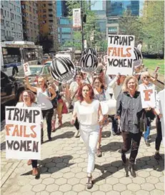  ?? FOTO: AFP ?? ►► Activistan marchan contra el Presidente Donald Trump, ayer, en Nueva York.