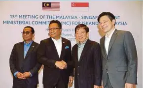  ?? PIC BY IHSAN IRDA ?? (From left) Johor Menteri Besar Datuk Seri Mohamed Khaled Nordin, Minister in the Prime Minister’s Department Datuk Seri Abdul Rahman Dahlan, Singapore Coordinati­ng Minister for Infrastruc­ture and Transport Khaw Boon Wan and Singapore National...