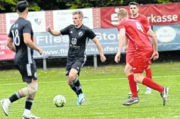  ?? Foto: Stefan Hageböke ?? Comeback als Doppeltors­chütze: Moritz Tiemann (am Ball) war Oetinghaus­ens Matchwinne­r.