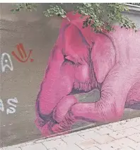  ??  ?? Die Straßenkun­stwerke in Kaunas erzählen Geschichte­n. Der rosa Elefant ist eine Liebeserkl­ärung des Künstlers an seine Angebetete.