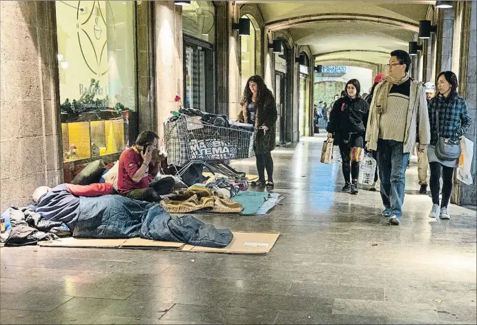  ?? MANÉ ESPINOSA ?? Població sense llar dormint al carrer al costat de les seves pertinence­s en un porxo de la Rambla de Barcelona